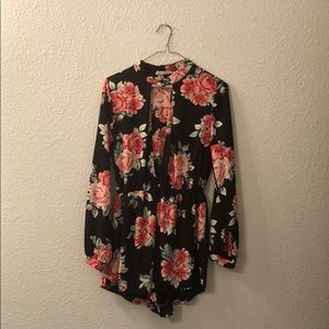 Audrey 3+1 w/ deep v-neck & a collared neck button